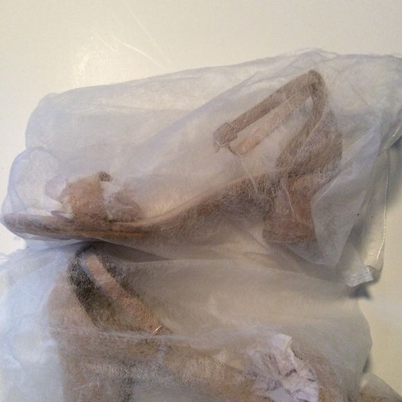 ElElax Nude Suede Heels, Size 9 - Picture 9 of 10